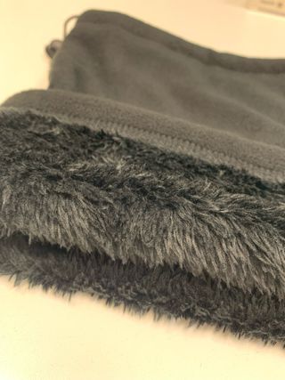 Braga de cuello polar negra con cordón