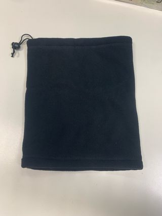 Braga de cuello polar negra con cordón