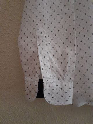 Camisa Pull and Bear blanca con dibujo