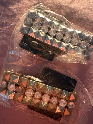 Pulseras con tachuelas y cristales