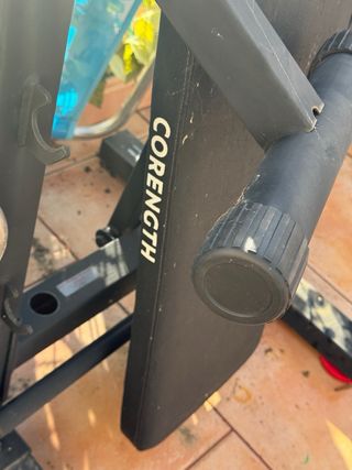 Banco de gimnasio con mancuernas