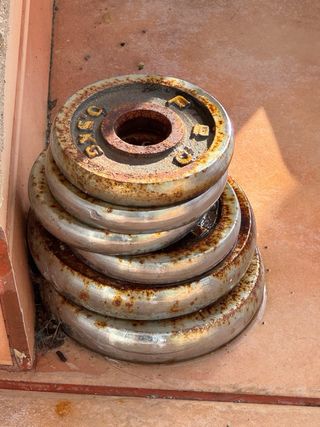 Banco de gimnasio con mancuernas