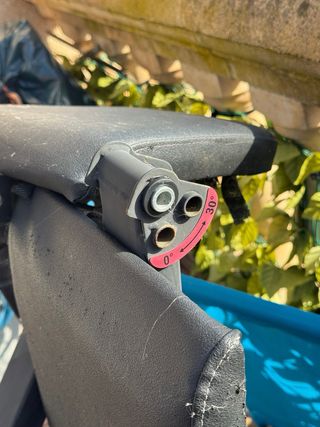 Banco de gimnasio con mancuernas