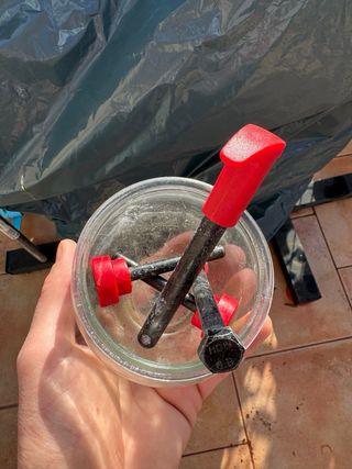 Banco de gimnasio con mancuernas