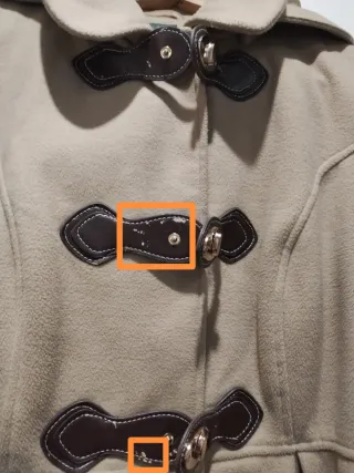 Abrigo beige con capucha y detalles marrones