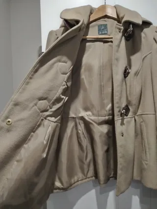 Abrigo beige con capucha y detalles marrones