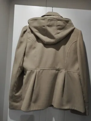 Abrigo beige con capucha y detalles marrones