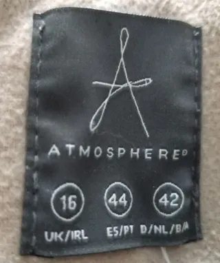 Abrigo beige con capucha y detalles marrones