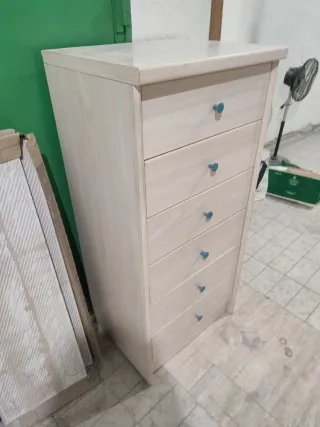 Cajonera de madera beige con tiradores azules