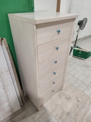 Cajonera de madera beige con tiradores azules