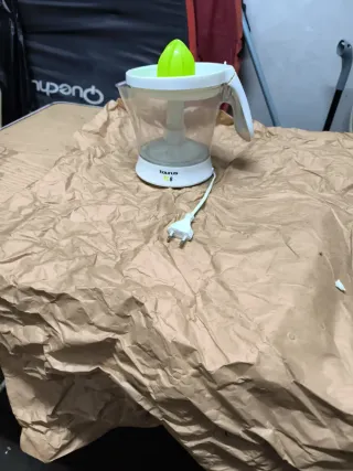 Exprimidor eléctrico blanco y verde