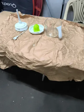 Exprimidor eléctrico blanco y verde