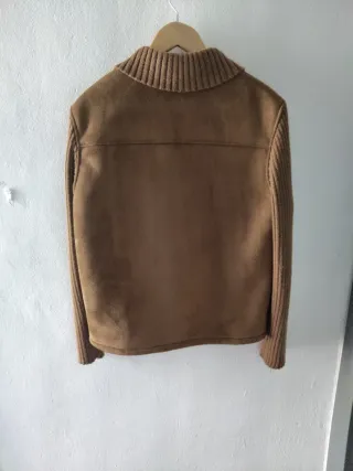 Chaqueta marrón con cuello de canalé