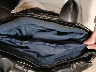 Bolso negro acolchado