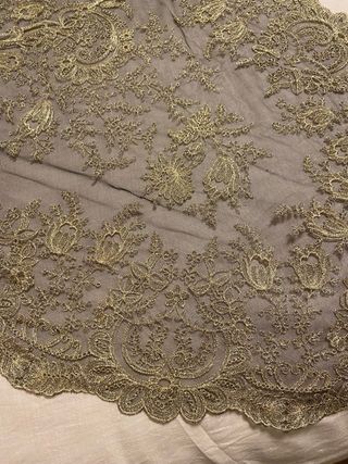 Mantilla de encaje negro y dorado