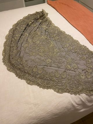 Mantilla de encaje negro y dorado