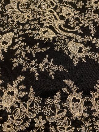 Mantilla de encaje negro y dorado