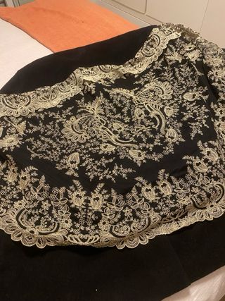 Mantilla de encaje negro y dorado