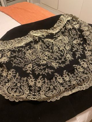 Mantilla de encaje negro y dorado