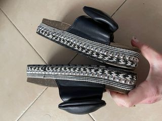 Sandalias Lamoda negras y plateadas talla 38