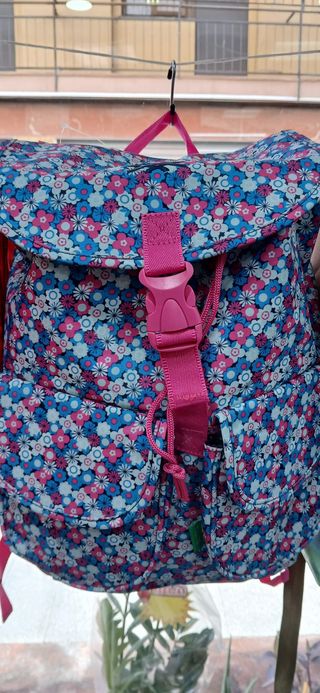 Mochilas variadas, sin estrenar, por cierre tienda