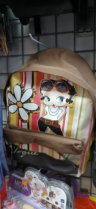 Mochilas variadas, sin estrenar, por cierre tienda