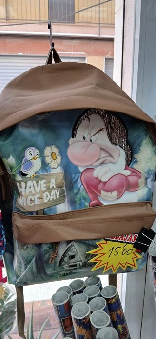 Mochilas variadas, sin estrenar, por cierre tienda