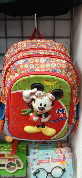 Mochilas variadas, sin estrenar, por cierre tienda