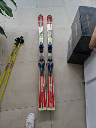 Pack esquí: esquís, bastones y funda