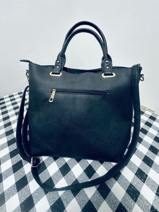 Bolso negro con correa bandolera
