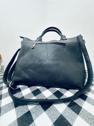 Bolso negro con correa bandolera