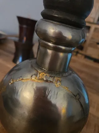 Botella antigua metálica con tapón de madera