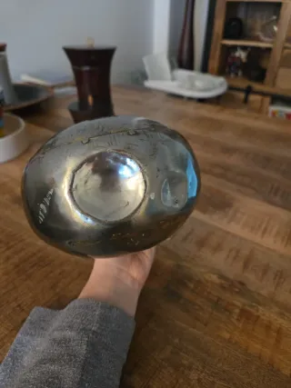 Botella antigua metálica con tapón de madera