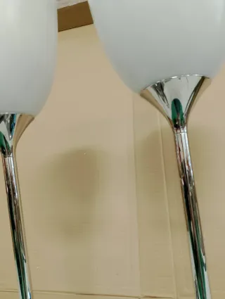 Lámpara de mesa moderna plateada y blanca