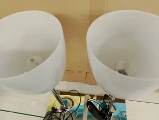 Lámpara de mesa moderna plateada y blanca