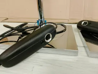 Lámpara de mesa moderna plateada y blanca