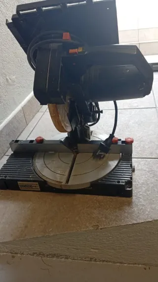 Ingletadora de madera con discos.¢25