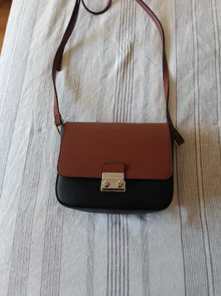 Bolso marrón y negro
