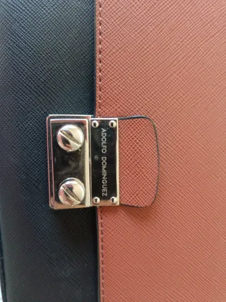 Bolso marrón y negro