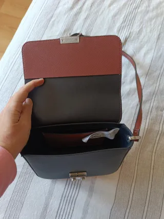 Bolso marrón y negro