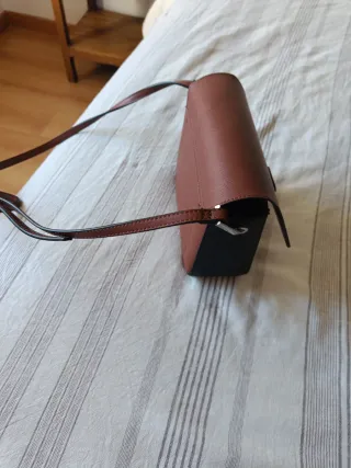Bolso marrón y negro