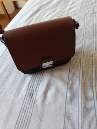 Bolso marrón y negro