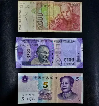 Lote Billetes Antiguos: Pesetas, Rupias, Yuan