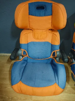 2 Sillas de coche para bebé (naranja y azul)