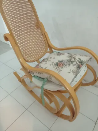 Poltrona a dondolo in legno e rattan