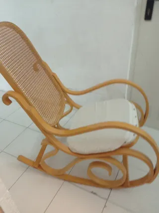 Poltrona a dondolo in legno e rattan