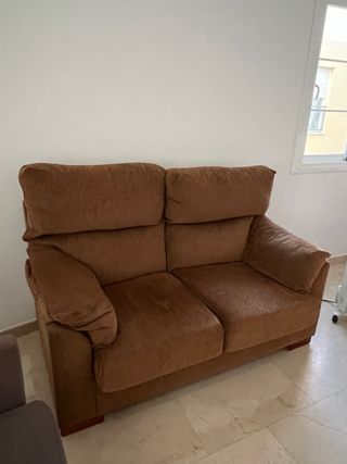Sofá de tela marrón