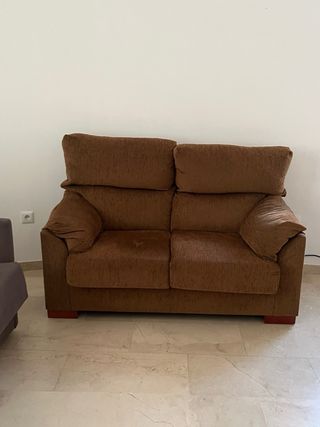 Sofá de tela marrón