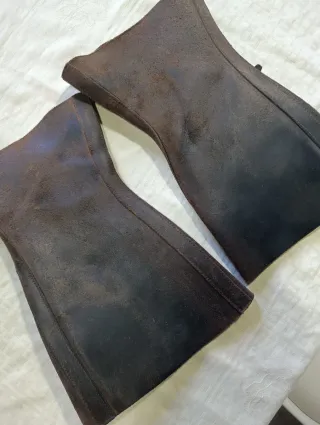 Polainas de cuero con hebillas.