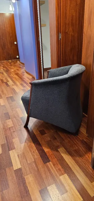 Butaca tapizada gris azulado y madera